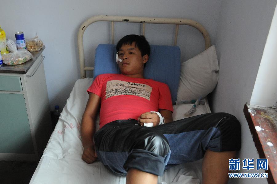 　8月20日，一名傷者在醫(yī)院接受救治。