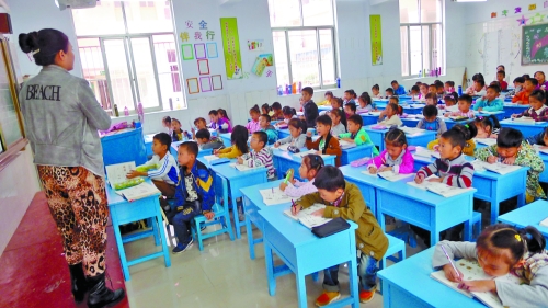 有的課桌直抵講臺(tái)，學(xué)生眼睛離黑板非常近。