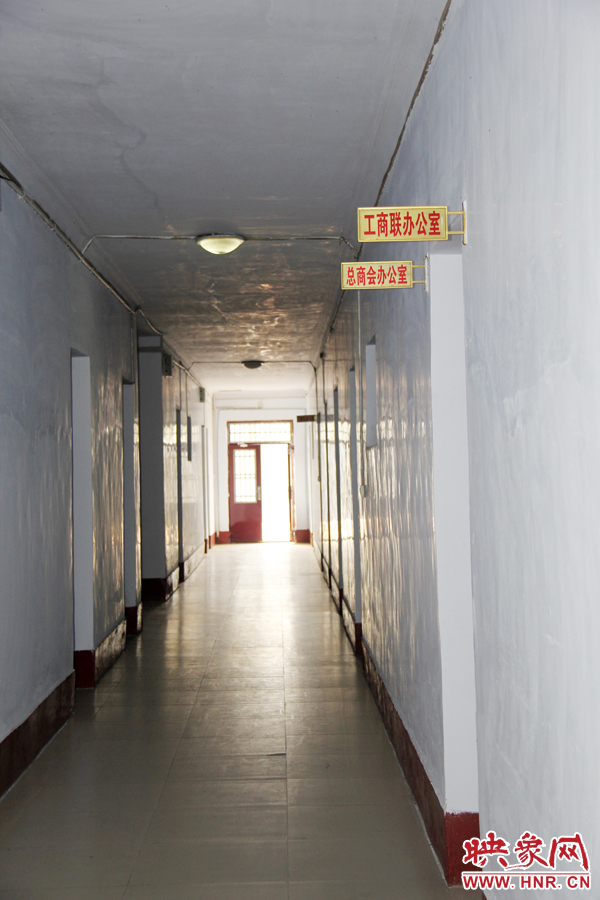 在縣委大院內,分布著很多機關單位。