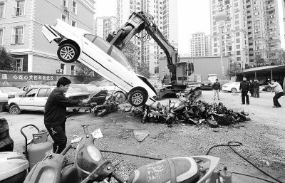  一輛走私寶馬轎車被銷毀。 記者金振強(qiáng) 攝