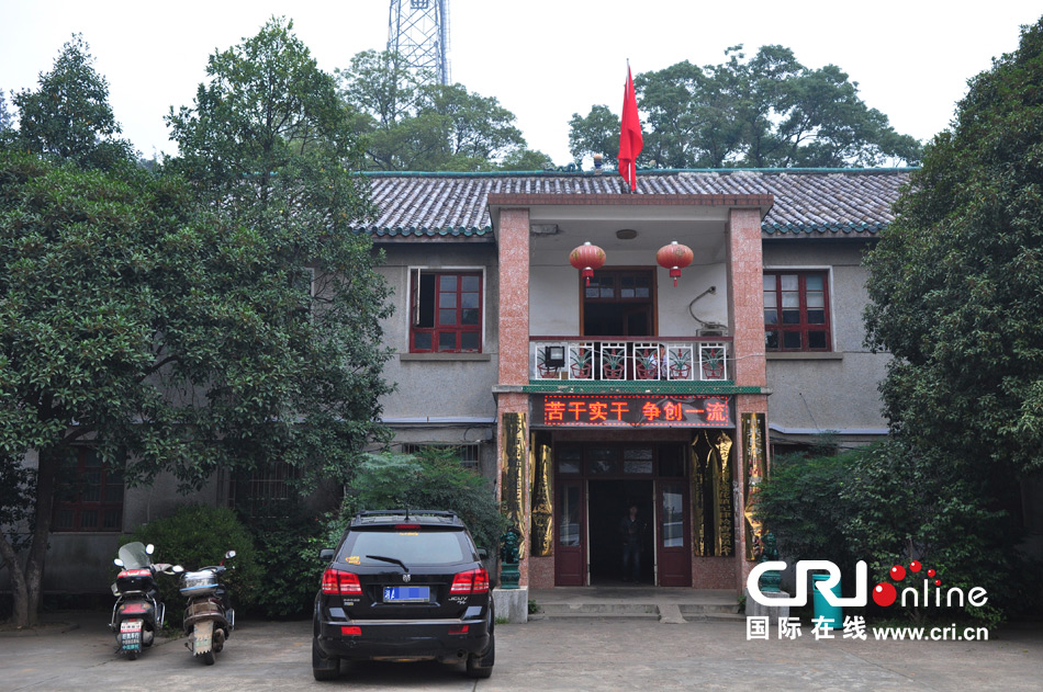 　2013年10月21日，這是蓮花鎮(zhèn)人民政府的辦公樓，和蓮花鎮(zhèn)云蓋村的辦公樓相比，寒酸不少。