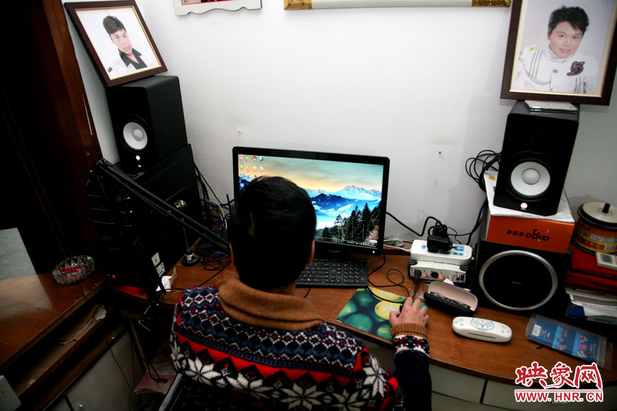 這張小小的工作臺就是海龍的一片小天地，他可以在這里練歌，也可在這里回味他的過去