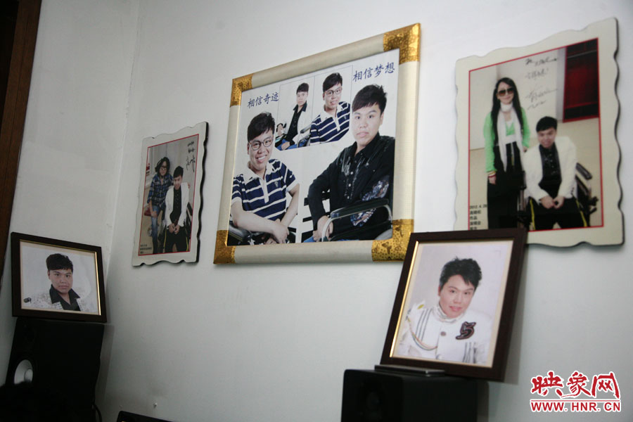 海龍的房間內(nèi)掛滿了這些年他走過的路程。