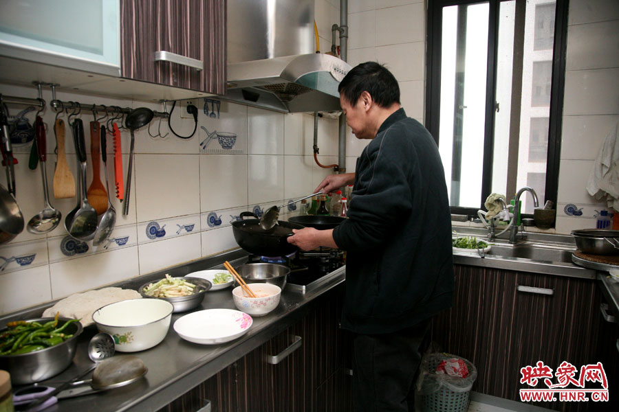 由于二老年齡也大了，于是姥姥的弟弟來住在家中幫忙照顧海龍