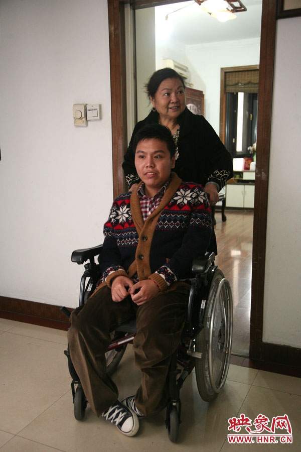 練完歌后，姥姥將海龍推了出來，因為行動不便，海龍很少出門，他的活動地方一般就是書房與客廳。