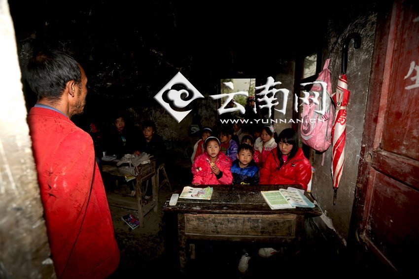 小學(xué)里只有兩個班，大點的孩子無法升入高年級，只得從一年級再讀起，就像復(fù)讀機。