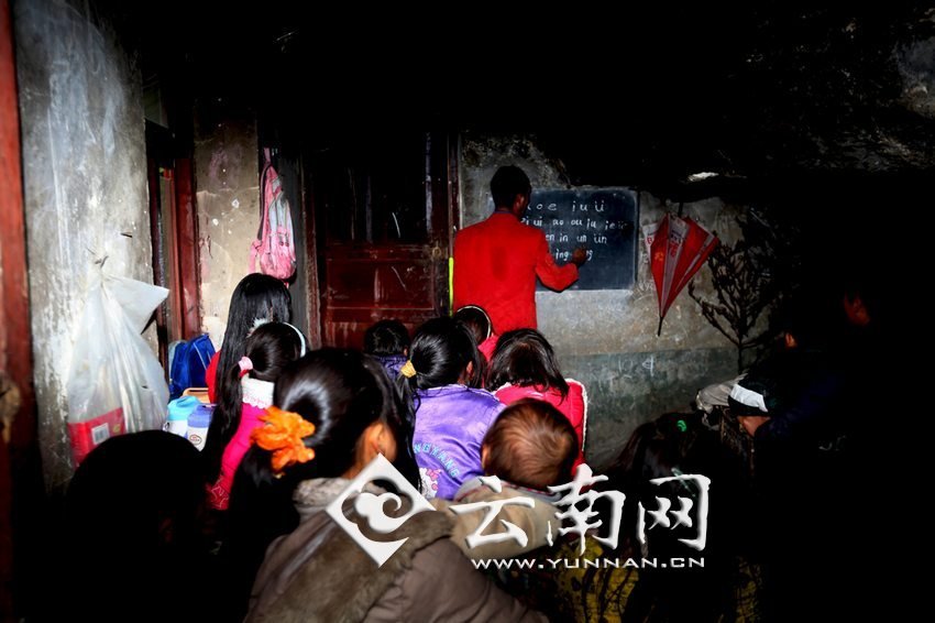由于受到當?shù)厝似缫?，大鍋圈的孩子們沒有外出求學(xué)的機會，只能在這樣的簡易房里學(xué)習(xí)