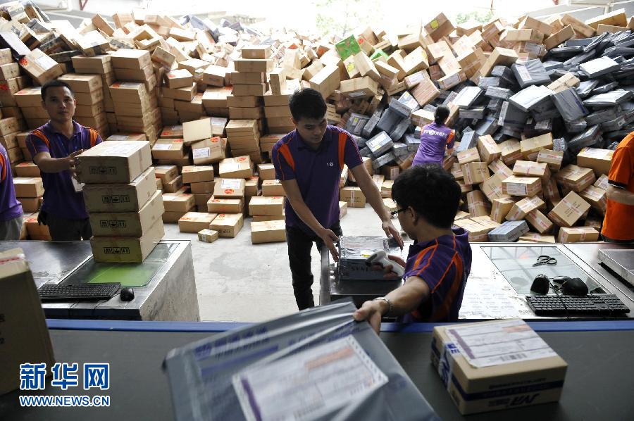 11月11日，在圓通公司廣州一處分揀站，工作人員加緊掃描快件。