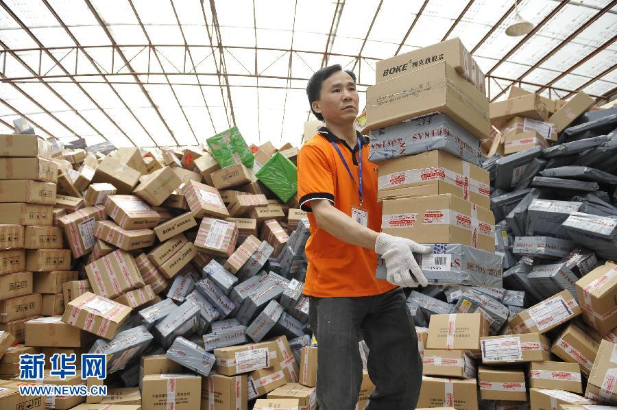　11月11日，在圓通公司廣州一處分揀站，工作人員加緊處理堆積如山的快件。