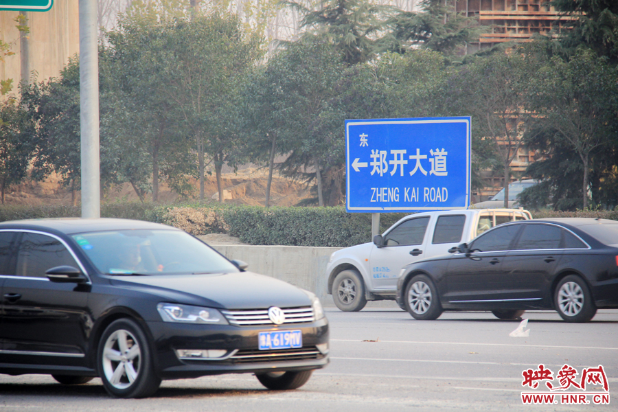 獨(dú)家：記者走訪鄭開(kāi)大道 已放置數(shù)百個(gè)水泥隔離樁