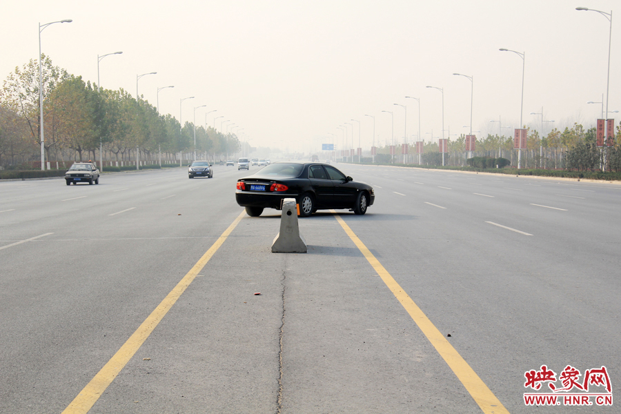 獨(dú)家：記者走訪鄭開(kāi)大道 已放置數(shù)百個(gè)水泥隔離樁