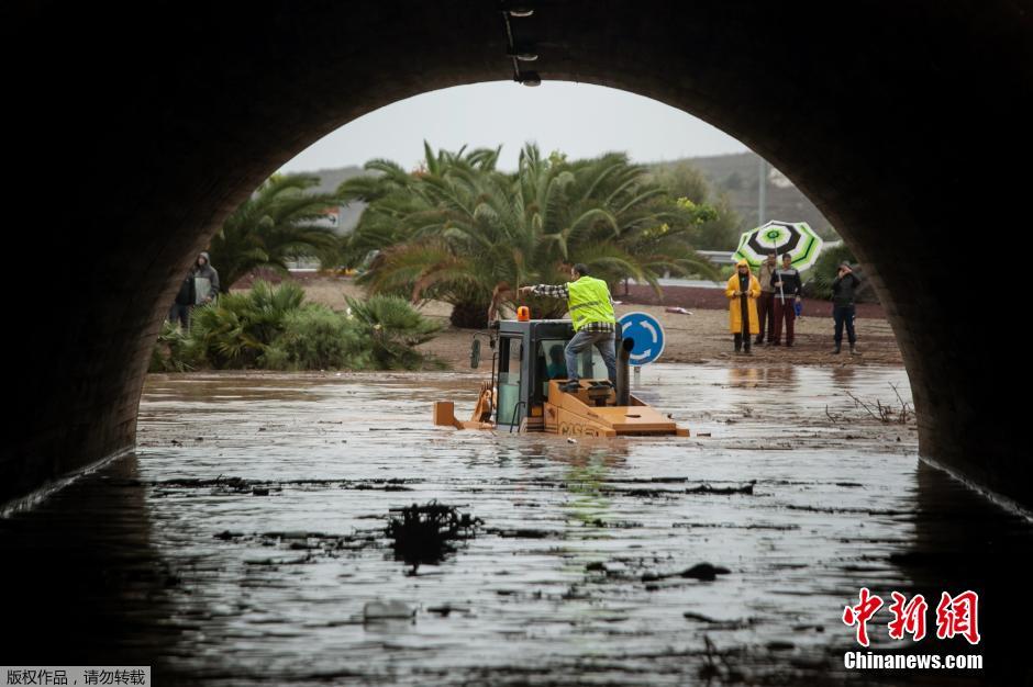 西班牙連日暴雨導(dǎo)致洪水泛濫 車輛被水淹沒(méi)