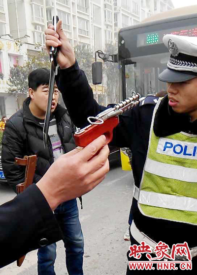 據(jù)當事交警描述，男子自知車上有刀，在車輛被逼停后，車上的另一名男子試圖將刀具交給到達現(xiàn)場的同伴。