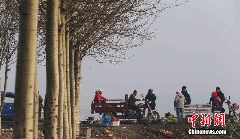 圖為12月1日，104國道靜?？h城附近，104國道靜?？h城附近，高速旁邊形成的黑市。田寶希 攝 圖片