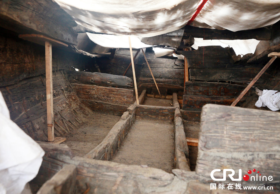 2014年1月6日，河南洛陽古沉船發(fā)掘現(xiàn)場，古沉船頭，船倉內部。