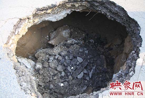 坑口直徑約兩米，路面下形成中空的大坑，約有15平方米。