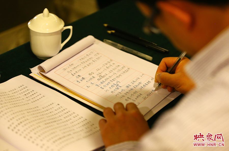 委員認(rèn)真記錄討論內(nèi)容