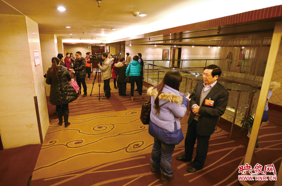 會議間隙，樓道成為記者采訪的主戰(zhàn)場