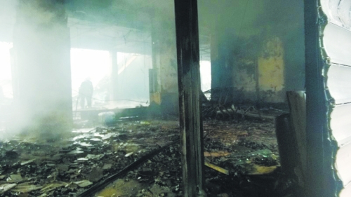 3.營業(yè)大廳棚頂坍塌，貨物成灰。