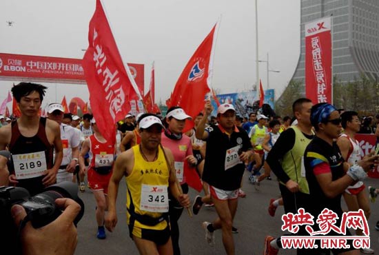 目前在鄭開大道上，一場角逐正在展開。