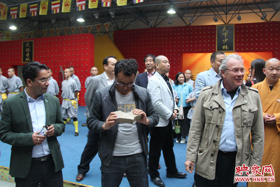 在表演后，外交官查看被表演者劈開的磚頭