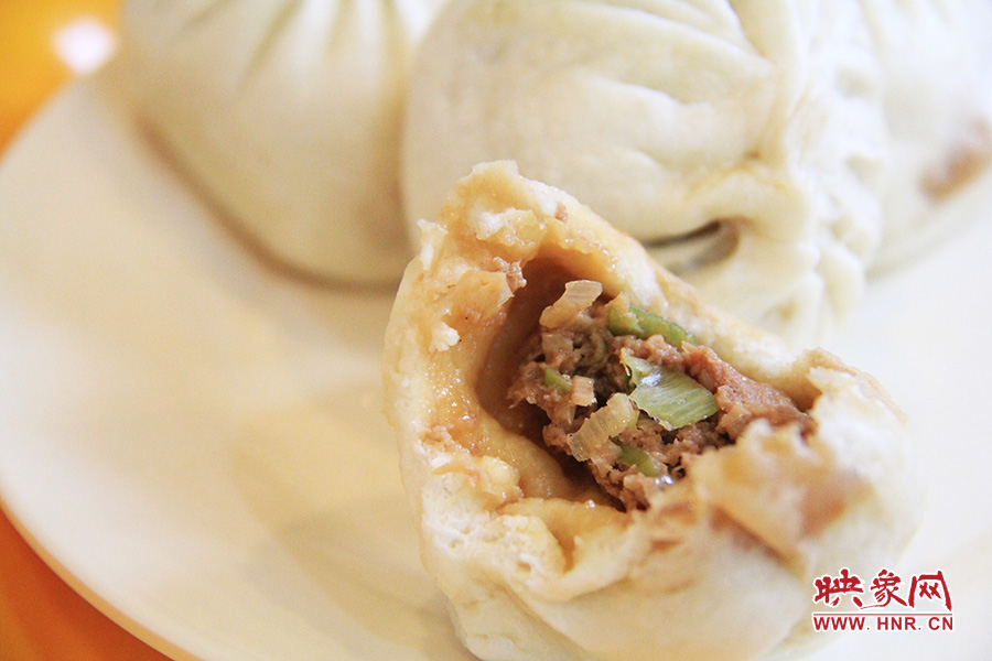 記者特意叫上一位去過(guò)北京正宗慶豐包子鋪的朋友前往試吃鑒定,兩者的味道差不多。