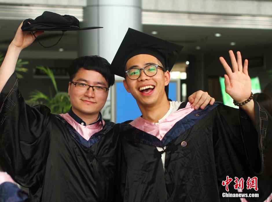 6月6日，浙江理工大學(xué)的畢業(yè)生們在校園中以賣萌、搞怪等獨具青春特色的方式告別大學(xué)生涯。中新社發(fā) 李晨