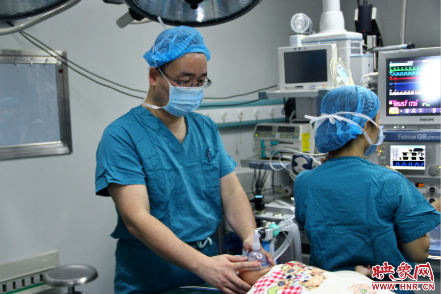 上午8點(diǎn)10分，小龍接受全身麻醉。