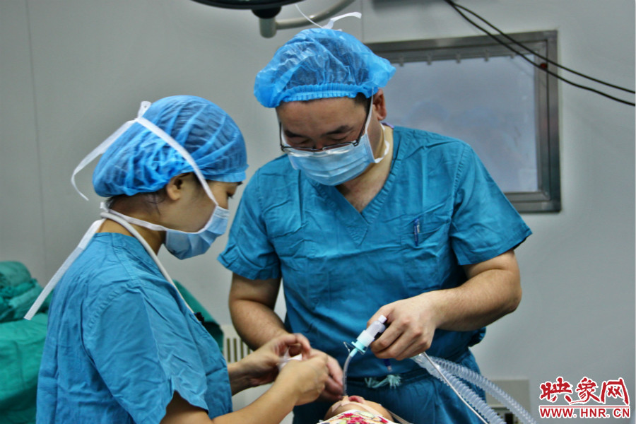 醫(yī)生正在對小龍進(jìn)行麻醉后的觀察。