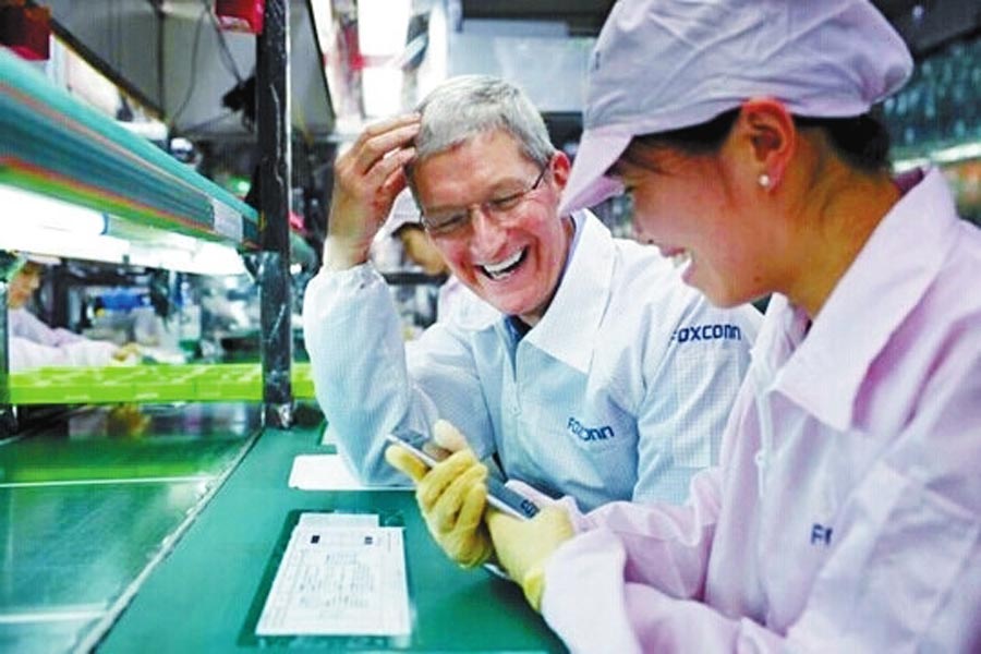 圖為蒂姆·庫(kù)克和一名女工在熱烈地交談。