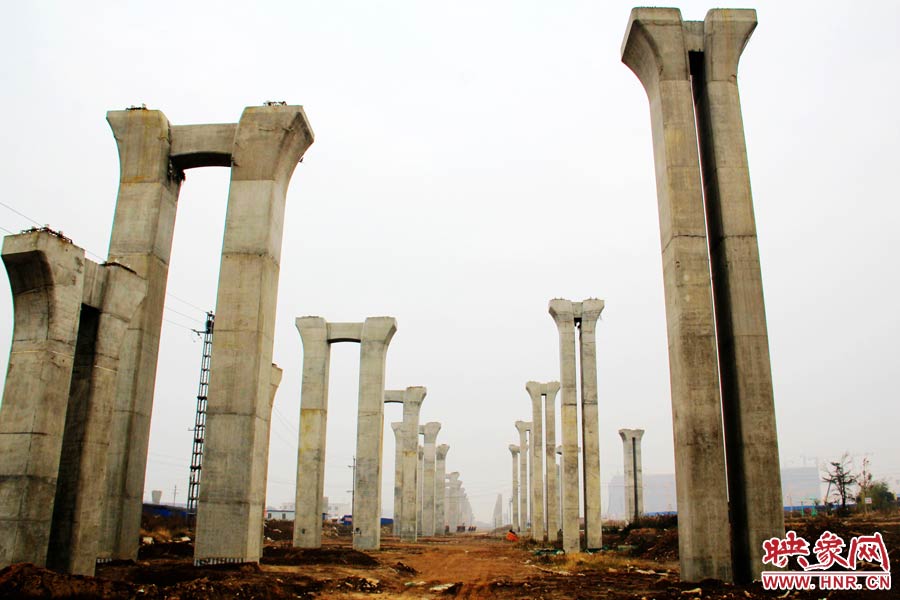 橋墩聳立，一片荒涼。