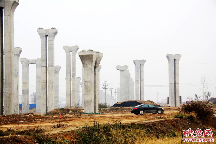 施工項(xiàng)目部偶爾會(huì)有車(chē)輛來(lái)往。