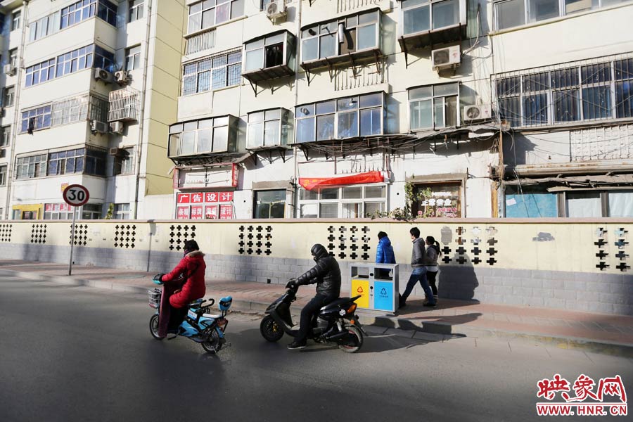 雖然墻內(nèi)的商戶已經(jīng)搬走，但一些門頭還沒撤下。