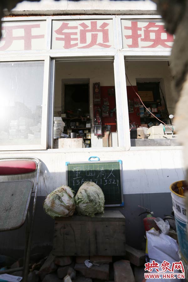 一家開鎖的商戶掛了一個牌子，上面寫著“里面有人”，提醒市民這里正常營業(yè)。