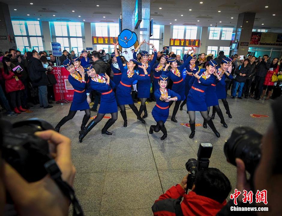 圖為D2702次列車(chē)13名乘務(wù)員在候車(chē)大廳內(nèi)玩起“快閃”。
