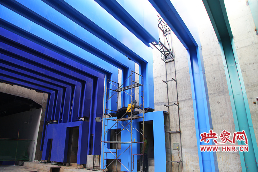 工人還在緊張施工。