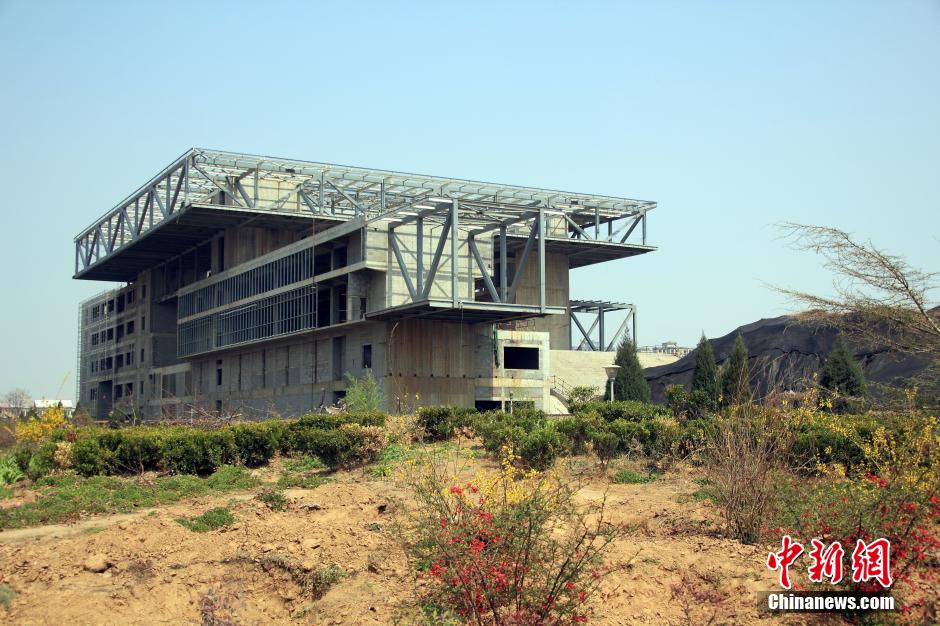 河南“中原之門(mén)”大樓投資1.8億爛尾 河南“中原之門(mén)”大樓投資1.8億爛尾