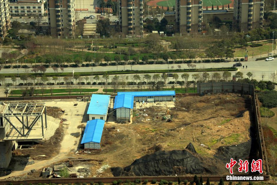 河南“中原之門(mén)”大樓投資1.8億爛尾 河南“中原之門(mén)”大樓投資1.8億爛尾