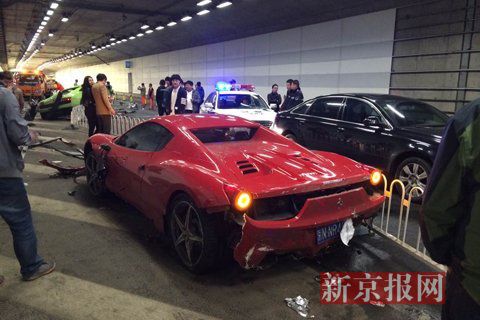 一輛蘭博基尼與一輛法拉利發(fā)生事故，現(xiàn)場狀況慘烈