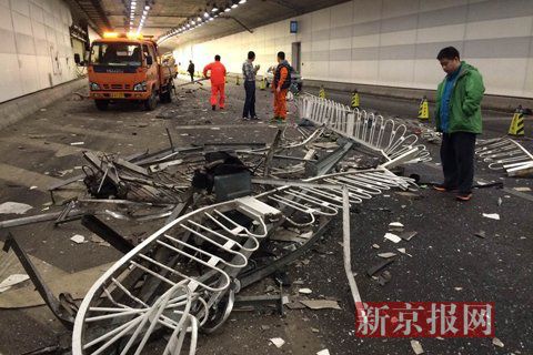 一輛蘭博基尼與一輛法拉利發(fā)生事故，現(xiàn)場狀況慘烈