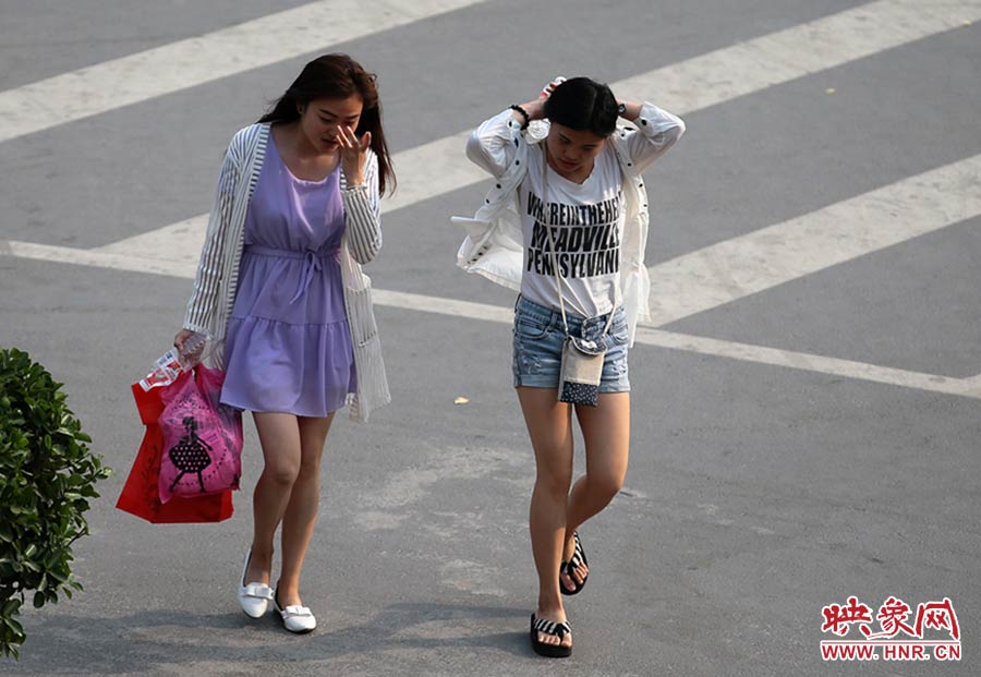 太熱了，還是把頭發(fā)扎起來