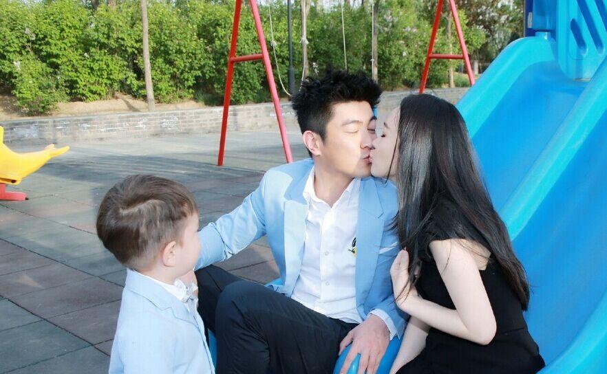 霍思燕與老公親吻,兒子看呆?；羲佳喔窖?“超級愛你們!520快樂!”