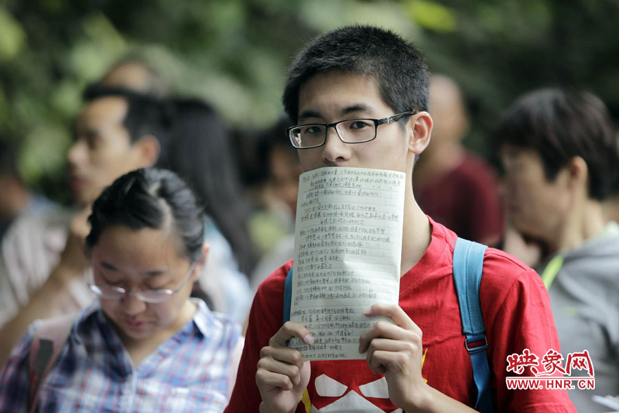 鄭州回中考點(diǎn)，等候入場(chǎng)的考生