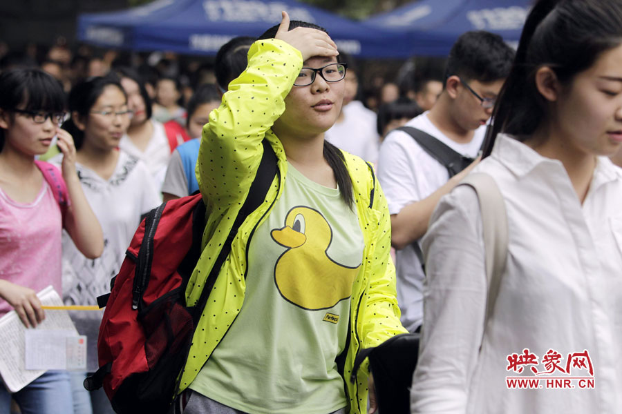 鄭州回中考點(diǎn)，考生輕松入場(chǎng)。