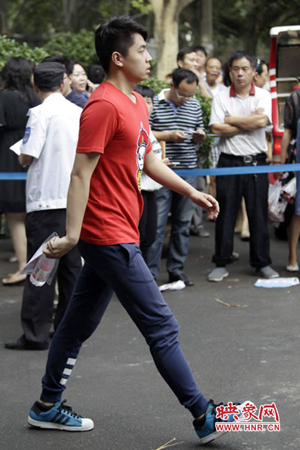 鄭州回中考點(diǎn)，考生自信入場(chǎng)。