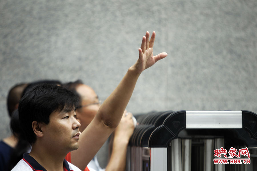 6月7日，鄭州回中考點(diǎn)?！昂?，我在這兒！”一名家長(zhǎng)招呼自己的孩子