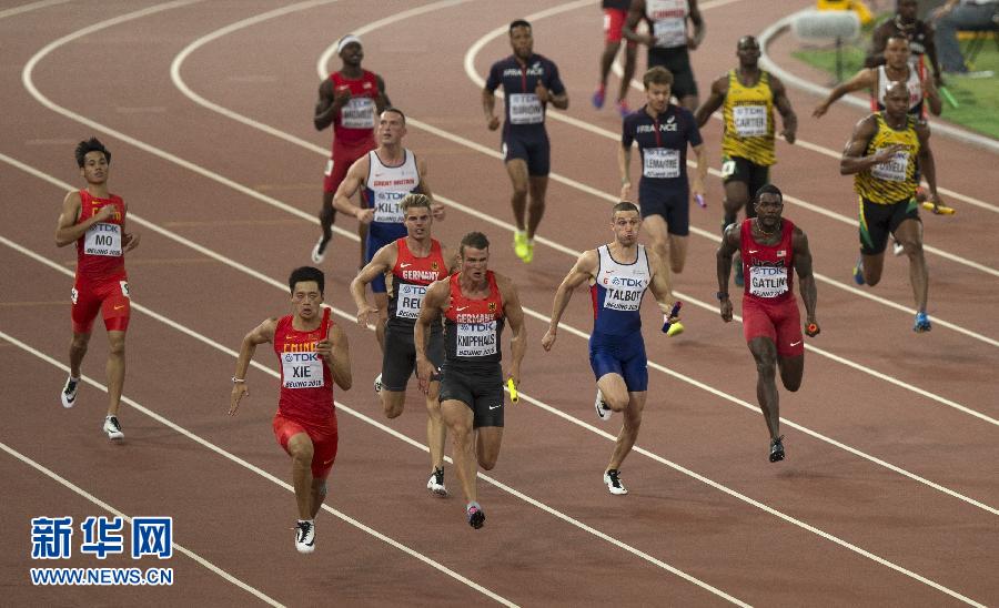 中國隊選手謝震業(yè)（左前）在比賽中。