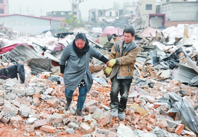 腳下是曾經(jīng)的公司，王琳夫婦內(nèi)心十分悲痛