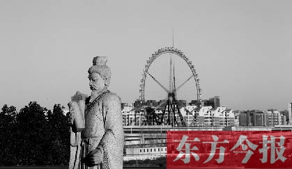 16日，從中原福塔基座平臺(tái)看向世紀(jì)歡樂(lè)園的景象