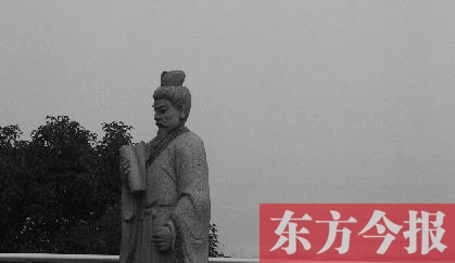 23日，從中原福塔基座平臺(tái)看向世紀(jì)歡樂(lè)園的景象